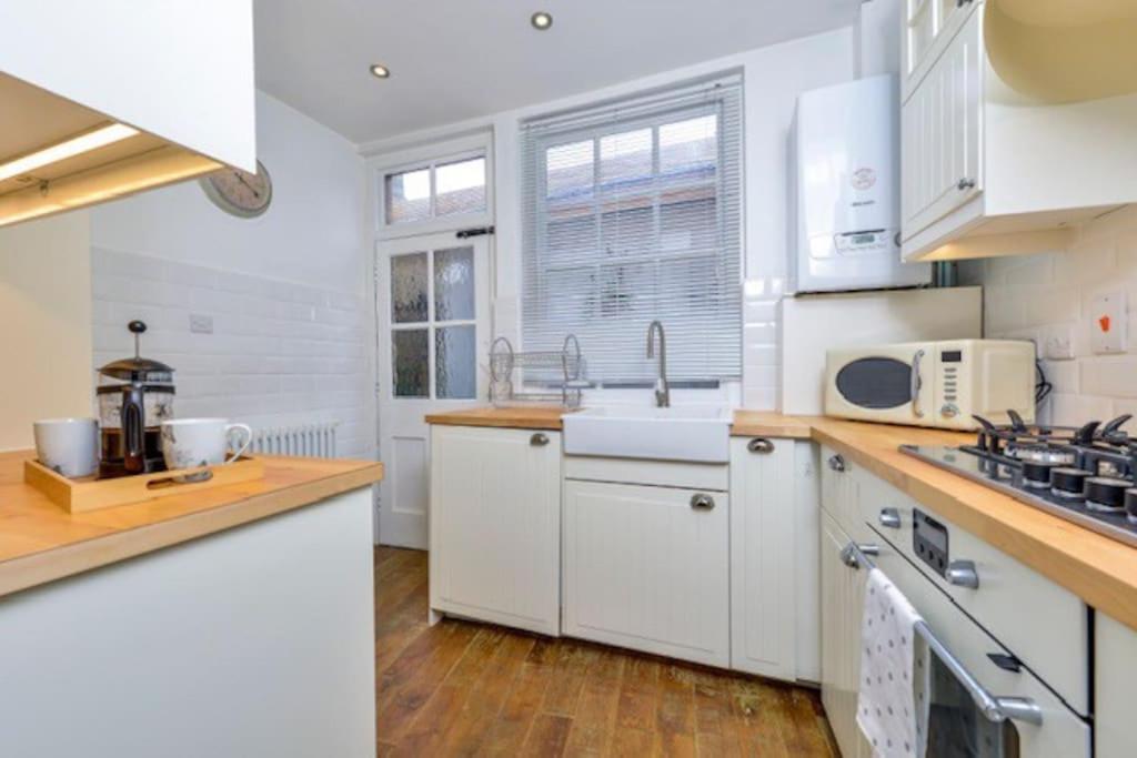 Victorian Townhouse - Stamford Centre - 2 Big Bedrooms, Living Room Kitchen Etc Tastefully Decorated 外观 照片