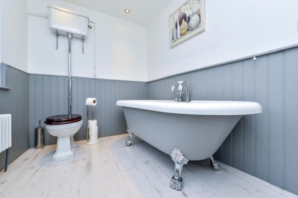 Victorian Townhouse - Stamford Centre - 2 Big Bedrooms, Living Room Kitchen Etc Tastefully Decorated 外观 照片